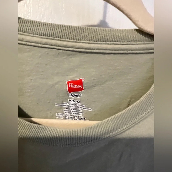 Hanes tagless green tshirt size medium with goat graphics - Picture 3 of 3